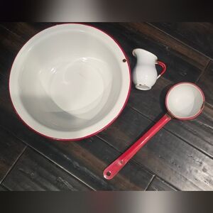 VINTAGE ENAMEL MEDIUM WASH BASIN WITH DIPPER LADEL AND CREAMER CUP